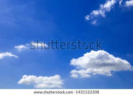 The white clouds that are scattered in the blue sky in the daytime are the natural beauty that occurs on the day of fresh air. There is no rain, only the beauty of the daytime sky and white clouds.