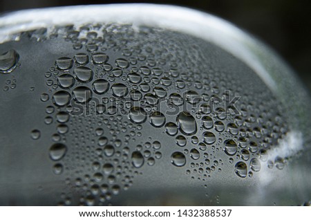 Water droplets that are stick under the clear plastic lid.