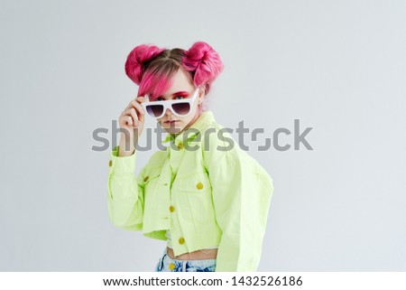 woman with pink hair in sunglasses