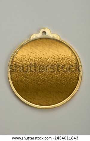 Medallion made of gold, silver, brass, chrome, bronze, aluminum and other metals to be given to participants in competitions, sporting events or various achievements.