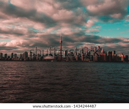A beautiful photo of the Toronto skyline in the late afternoon