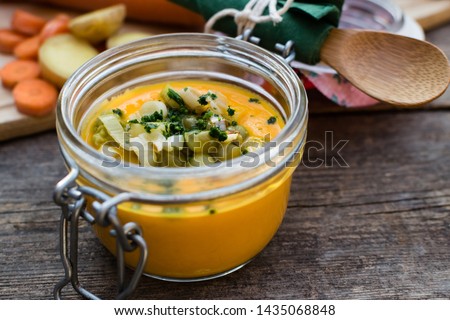 Carrot and ginger soup, made with butter or margarine, natural or vegetable yogurt, peas, leeks, sesame seeds, parsley, extra virgin olive oil and salt.
Typical dish of autumn mediterranean cuisine