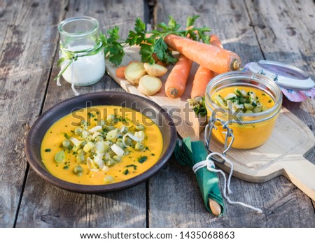 Carrot and ginger soup, made with butter or margarine, natural or vegetable yogurt, peas, leeks, sesame seeds, parsley, extra virgin olive oil and salt.
Typical dish of autumn mediterranean cuisine