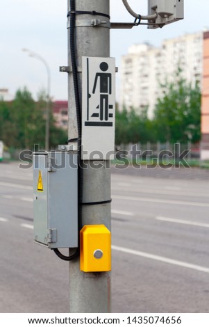 Button to activate an adjustable pedestrian crossing (crosswalk button).