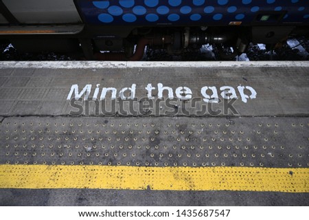 A mind the gap sign on the train station