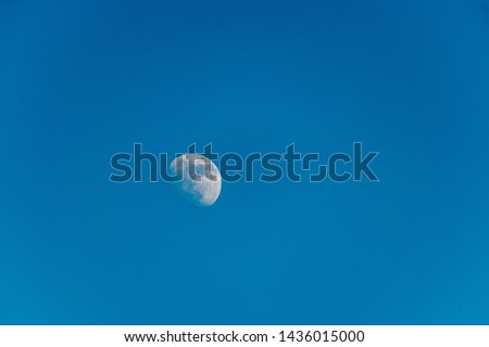 A picture of the moon in the sky