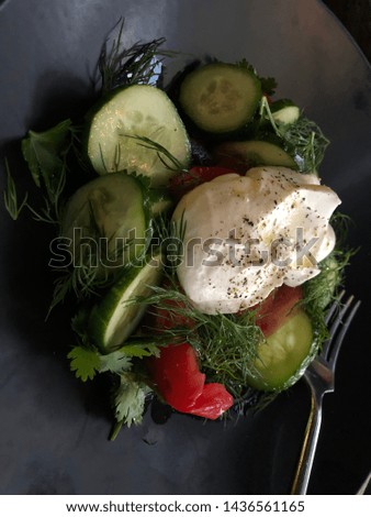 Vegetable salad with goat cheese cream