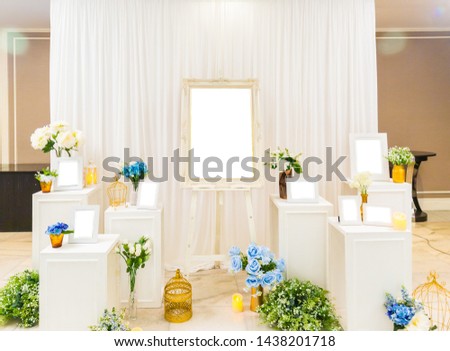 Many picture frames On the wedding table