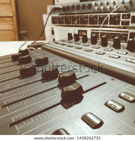 superficie behringer Music audio pro  Royalty-Free Stock Photo #1438262735