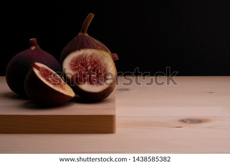 Black background,Place the figs on the board and take a picture.