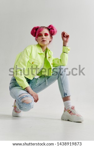 woman with pink hair hairstyle sight ripped jeans in jeans