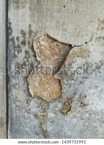 Cracking and peeling of paint on concrete walls due to moisture
