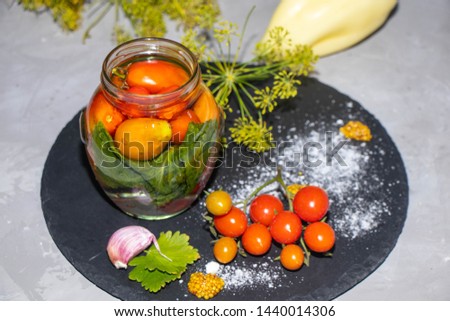 Sliced ​​cucumbers in marinade, a number of sweet peppers, tomatoes in a jar, salt and goritsitsa. Dill branches and horseradish leaves.  