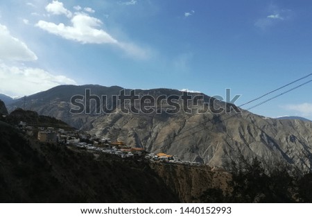Pictures of the road connecting Shangri La to Deqen in Yunnan Province, with the weather passing from sunny to snowy and the deep valley of Yangtze River