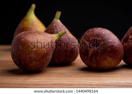 Black background,Place the figs on the board and take a picture.