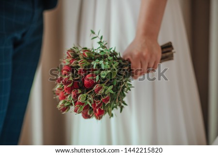 bride holding the Wedding will be red roses