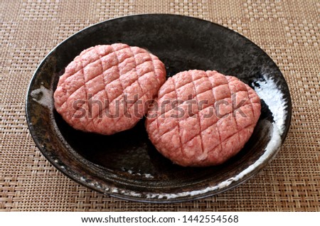 Hamburg steak
Forming the ground meat