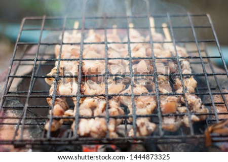 Close-up pictures of grilled meat on the stove that is rust and smoke.