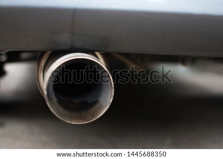 Car exhaust : Periodic oil attached to the pipe
