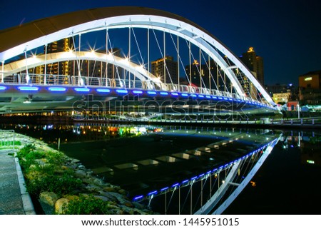 The bridge of the Kaohsiung River in southern Taiwan, after opening the lights at night, adds a romantic atmosphere and is a place for sports and leisure.