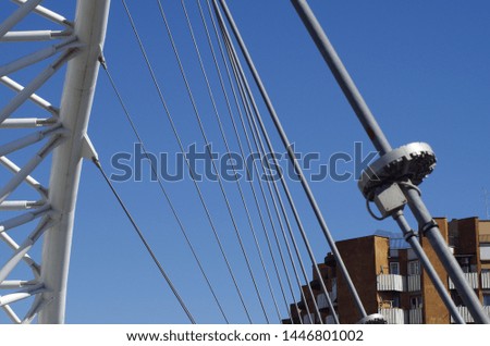 Detail of the structure of a white bridge with tubulars, pins and tie rods.