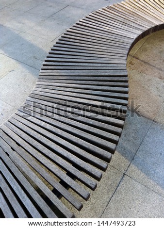 Foreground picture of a path of wooden slats that runs in a spiral way