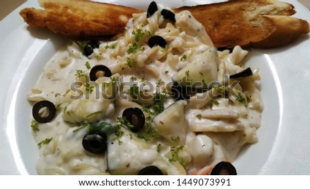 Pasta with white sauce served with Garlic bread