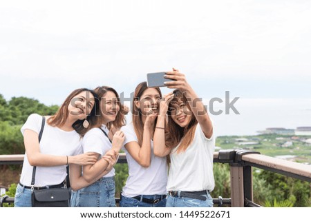 Friends girls who take pictures with their smartphone