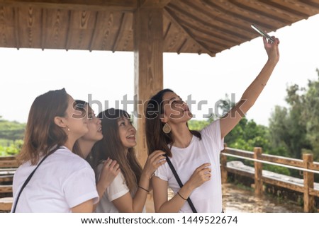 Friends girls who take pictures with their smartphone