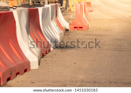 Plastic fencing in the repair of roads and laying asphalt