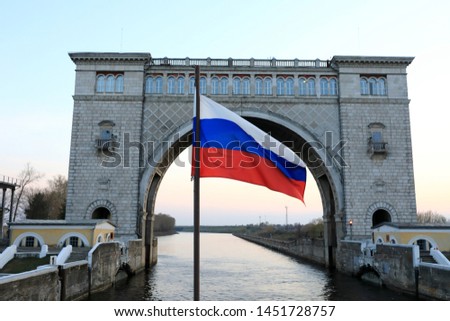 Russian flag on Gateway Arch background, Volga river