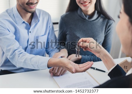 Couples who made signing real estate leases, acquiring key from the agent.
