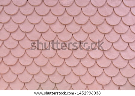 Curved pattern on the red wall
