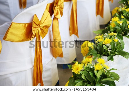 White and gold table set up decoration theme for ceremonies.