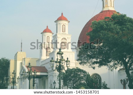 Blenduk Church is located in the old city of Semarang, Central Java, built by the Dutch nation.now it is a tourist attraction to just take pictures with family and still be used for worship