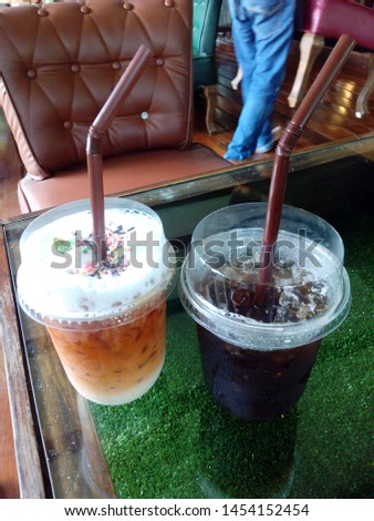 Americano and Thai tea, add milk and whipped cream, sprinkle with a variety of sugar granules.