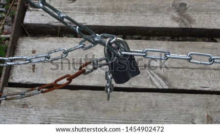 lock that connects several chains during the daytime