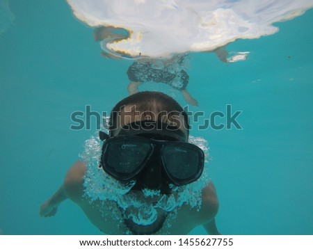 Diver with mask and bubbles