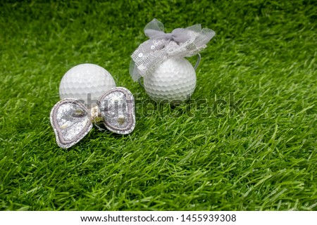 Golf wedding with bride and groom golf on green grass.