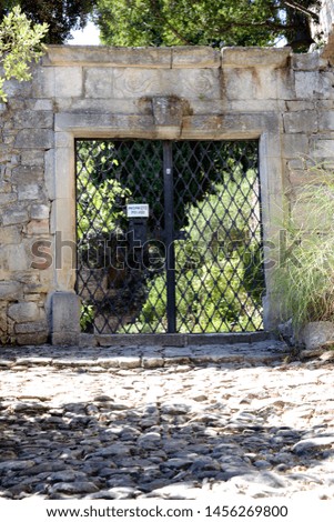 sign at old entrance door saying "private property" in french