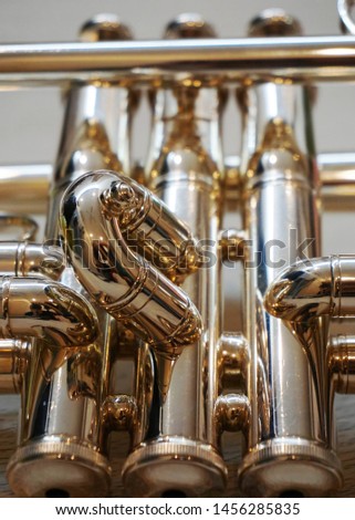 a closed up trumpet image 
