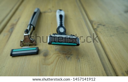 Two men's razors with replaceable cartridges are on the table