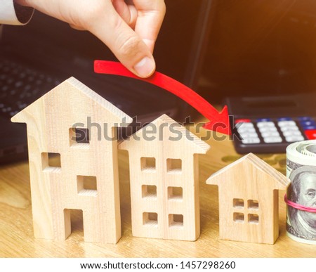 The concept of falling real estate market. Reduced interest in the mortgage. A decline in property prices and apartments. Low interest rates on mortgage loans. Reduced demand for home purchase.