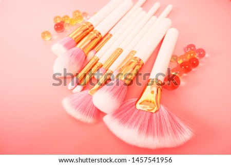 the pink cosmetic brush set in pink background
