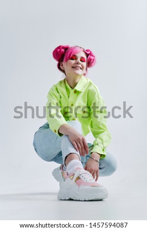 woman with hairstyle smiling crouched retro fashion