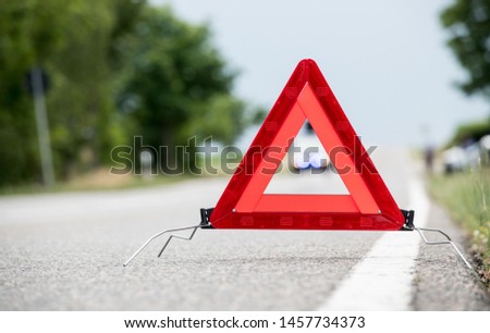 Warning triangle, securing an accident site