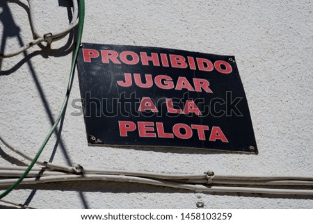Spanish text: prohibido jugar a la pelota. English translation: Prohibition to play ball.