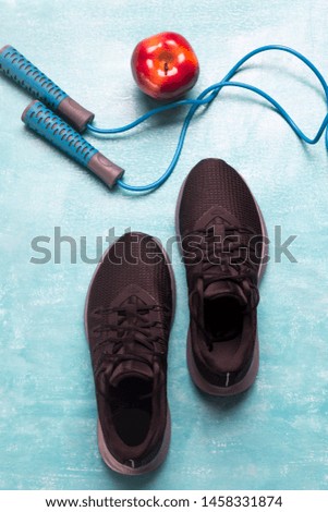 Running shoes, jump rope and fruit, essential elements to lose weight.