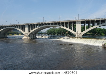 A picture of a bridge running across Mississippi River in Minneapolis