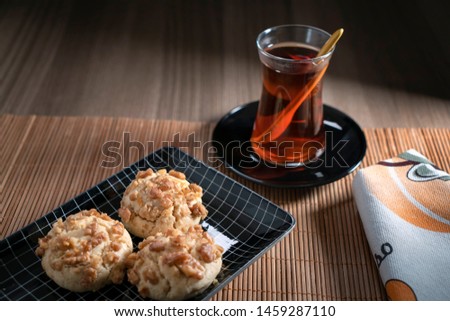 The cookies with walnut and tea.